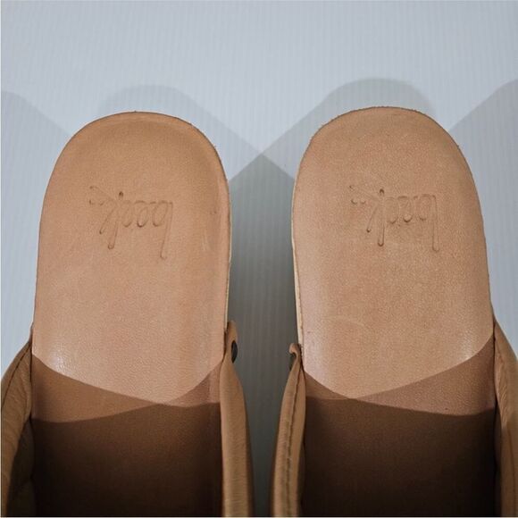 NEW BEEK Roller Clogs in tan - Picture 5 of 8